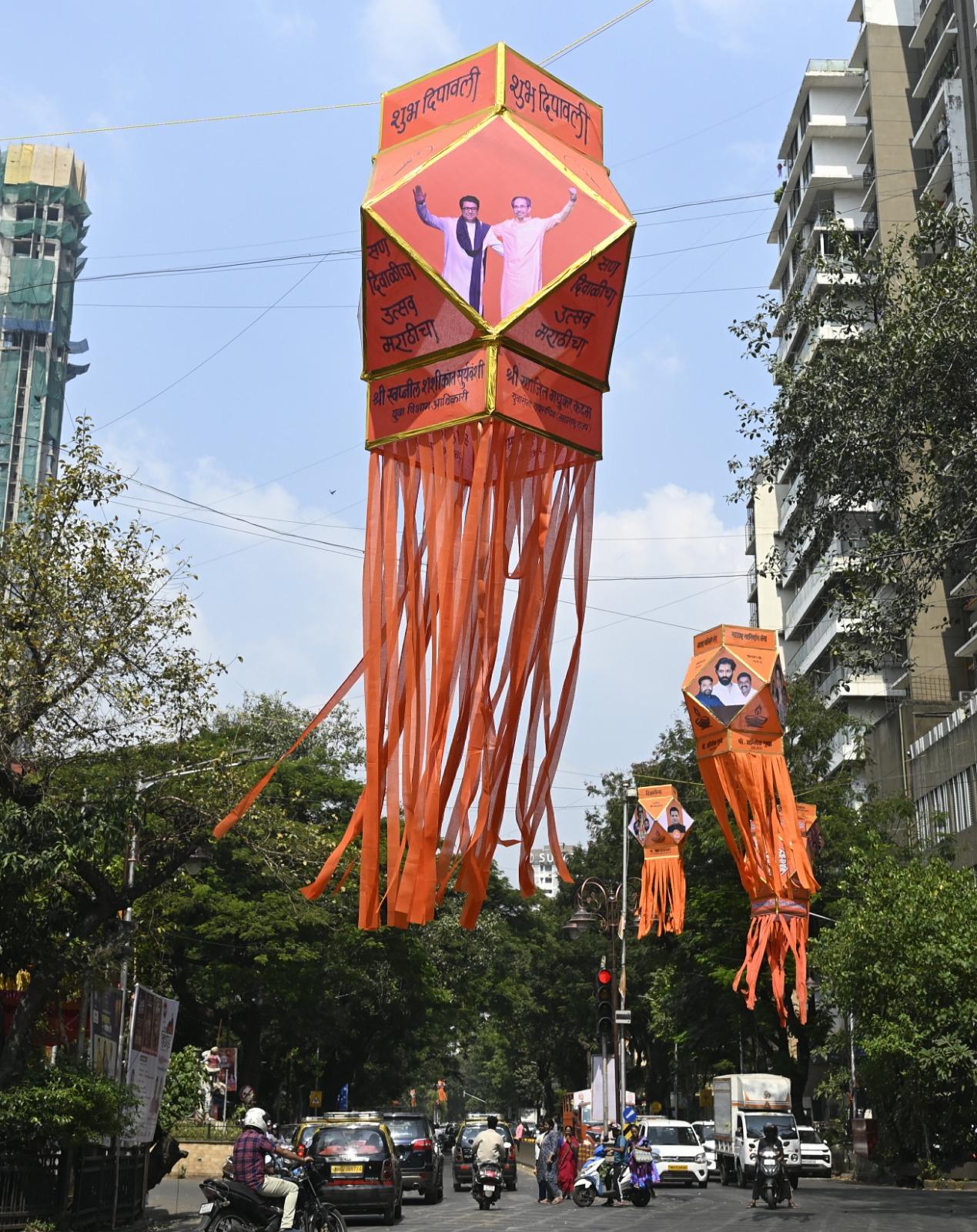 नेताओं ने आरोप लगाया कि मतदाता सूची में गंभीर विसंगतियाँ हैं और जब तक इन गलतियों को सुधारा नहीं जाता, तब तक बीएमसी चुनाव टालने की मांग की जानी चाहिए.